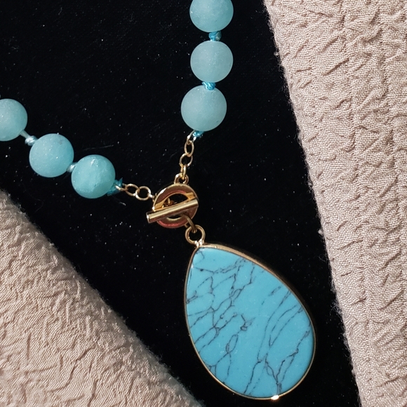 🆕️BEAUTIFUL Aqua died Howlite & sandstone necklace set - Picture 4 of 4